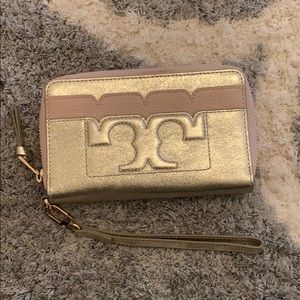 tory burch wristlet